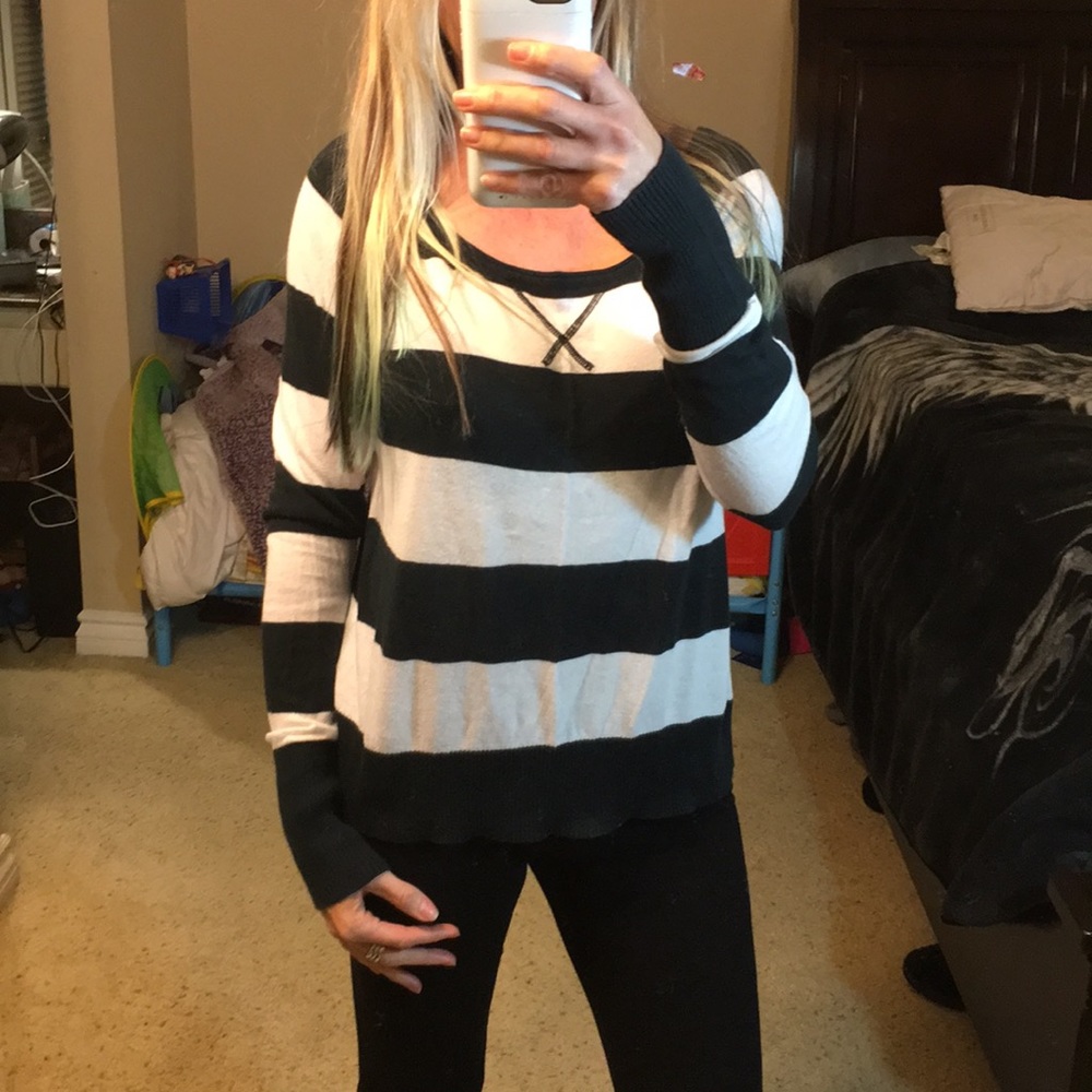 Like new sweater by Hurley - Picture 1 of 8